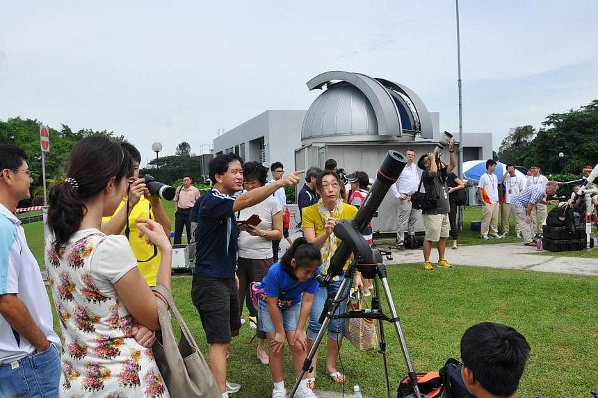 Members of the public lining up to see the planet Venus through a telescope at the Science Centre’s Observatory at the Omni-Theatre in March 2013. -- PHOTO: SINGAPORE SCIENCE CENTRE