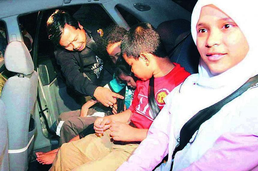 Malaysia's transport ministry has said it will soon crack down on backseat passengers who do not belt up. -- PHOTO: CHINA PRESS