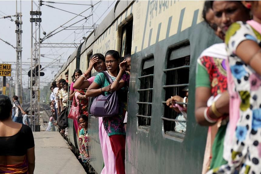 Indian women passengers travel on a local train while the temperatures reached 40 degree Celsius in Calcutta, India, 22 May 2015. More than 430 people have died in two Indian states from a days-long heatwave that has seen temperatures nudging 50 deg 