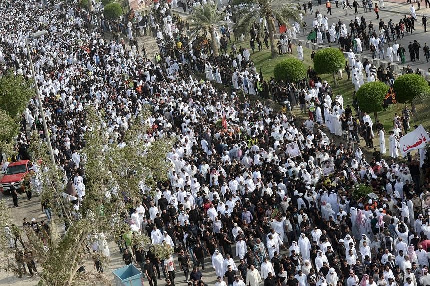 Saudi Shiites march in a mass funeral in the mainly Shiite Saudi Gulf coastal town of Qatif, 400 kms east of Riyadh, on May 25, 2015, held for the victims of a mosque bombing carried out by the Islamic State (IS) group four days earlier. -- PHOTO: AF
