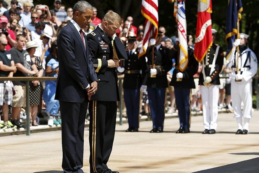 U.S. President Barack Obama (left) and U.S. Army Military District of Washington Commanding General Jeffrey Buchanan participate in the wreath-laying ceremony at the Tomb of the Unknown Soldier as part of the Memorial Day observance at Arlington Nati