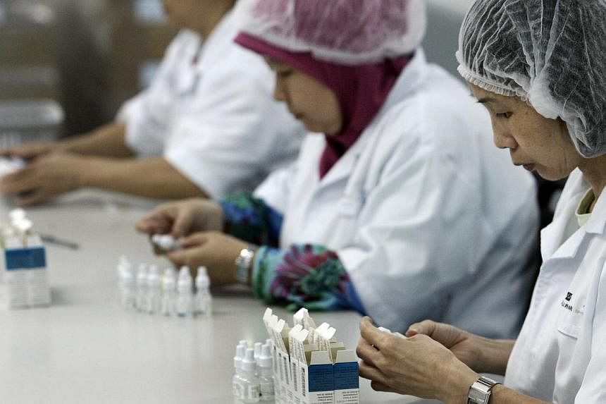 Singapore's manufacturing output fell 8.7 percent in April compared to the same month last year, on lower production in the volatile pharmaceutical cluster. -- PHOTO: ST FILE