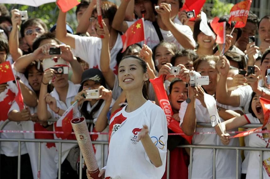 A file photo of Chinese actress Huang Shengyi at the first mainland leg of the Olympic torch relay in 2008. The actress reportedly had a son with her agent Yang Zi. -- PHOTO: ST FILE&nbsp;