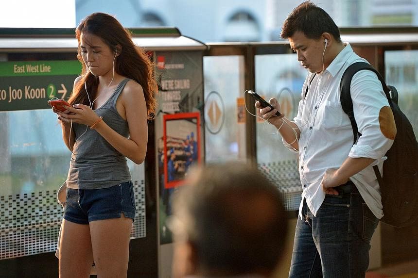 Mobile users in Singapore are getting good data download speeds, according to an official app to gauge users' mobile data experience on 3G and 4G networks. -- PHOTO: ST FILE
