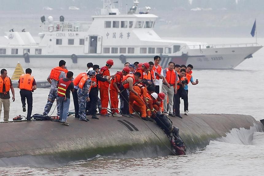 A man is pulled out alive by divers and rescuers after a ship sank at the Jianli section of the Yangtze River, Hubei province, China on June 2, 2015. -- PHOTO: REUTERS