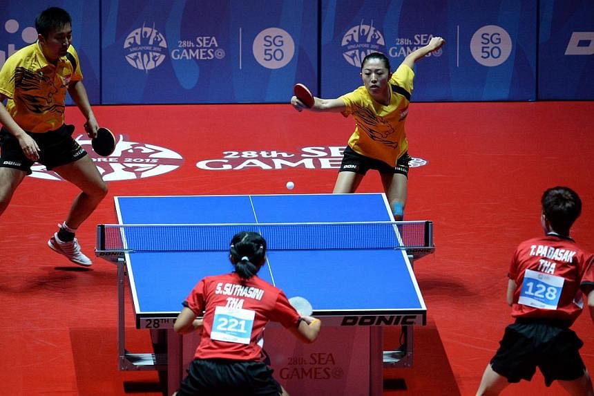 Singapore's Yang Zi and Yu Mengyu in action against their Thai opponents Sythasini Sawettabut and Padasak Tanviriyavechakul at the 28th SEA Games mixed doubles final on Jun 3, 2015. -- ST PHOTO: DESMOND FOO