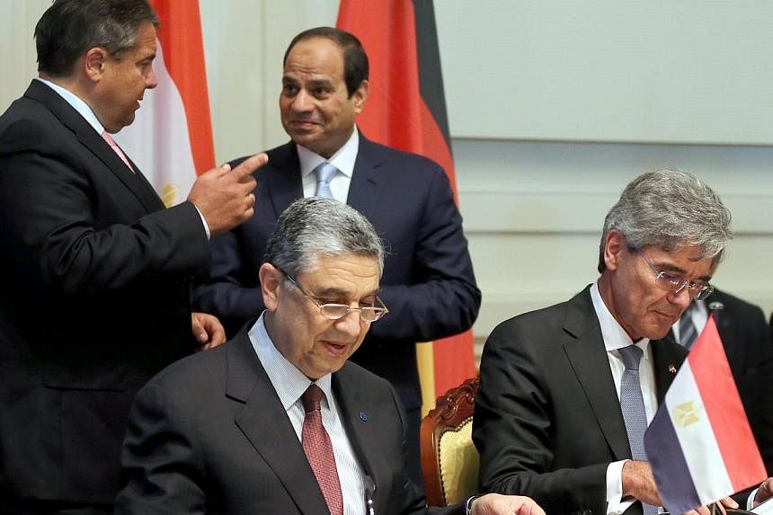Siemens CEO Joe Kaeser (front, right), signing a contract with Egyptian Minister for Electricity and Energy Shaker El-Markabi (front, left) while German Minister for Economic Affairs Sigmar Gabriel (back, left) and Egyptian President Abdel Fattah al-