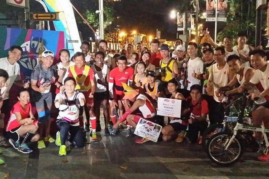 25 runners turned up to support the ultra marathoners in their last 50km at Ion Orchard. -- ST PHOTO: KASH CHEONG