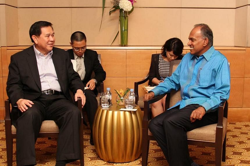 Thai&nbsp;Deputy Prime Minister and Minister of Foreign Affairs&nbsp;Tanasak Patimapragorn speaking with&nbsp;Singapore's Foreign Affairs and Law Minister K Shanmugam. Mr Shanmugam had invited General Tanasak for the visit. -- PHOTO: MCI