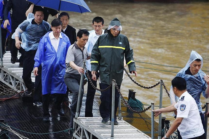 Chinese Premier Li Keqiang (centre) inspects the rescue efforts of the capsized tourist ship in the Yangtze River in Jianli county, Hubei province, China on June 3, 2015. -- PHOTO: EPA