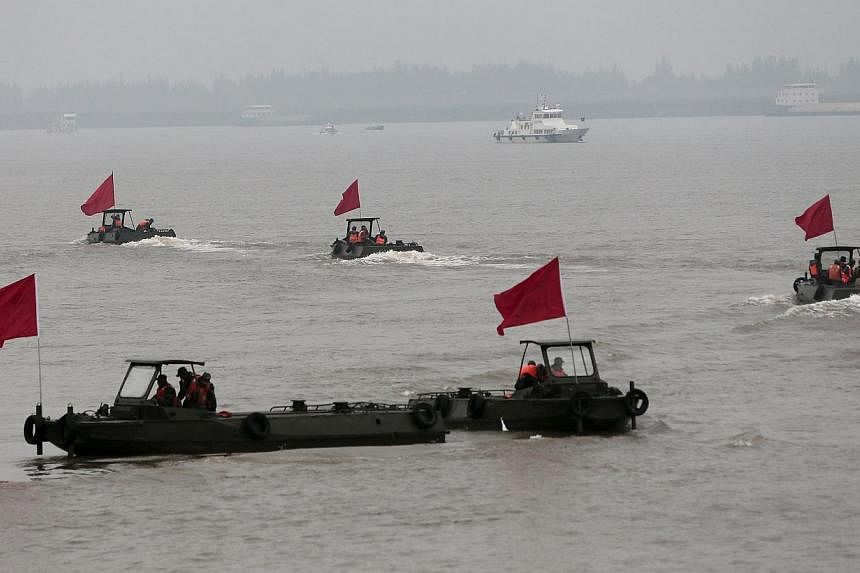 Paramilitary soliders on board boats near the site of a sunken ship in the Jianli section of Yangtze River, Hubei province, China, on June 4, 2015. -- PHOTO: REUTERS