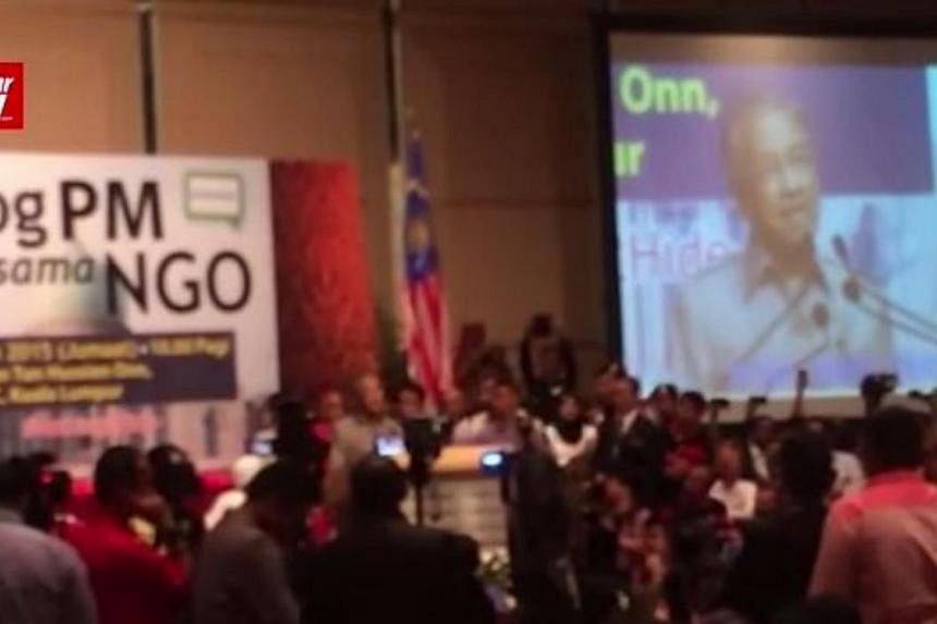 Tun Dr Mahathir Mohamad stole the show when he addressed a crowd at an dialogue which was supposed to have featured Datuk Seri Najib Razak fielding questions on issues surrounding the troubled 1MDB. -- PHOTO: SCREENGRAB FROM VIDEO/ THE STAR/ ASIA NEW