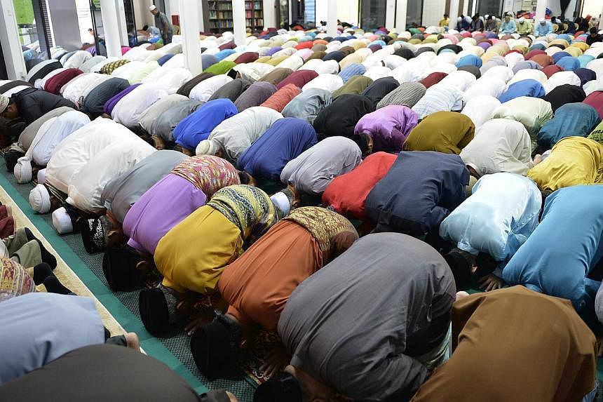 Muslims in prayer at the Darul Makmur Mosque in Yishun. The Singapore Muslim community’s response to the recent detention of two self-radicalised youths has been encouraging. -- PHOTO: ST FILE&nbsp;