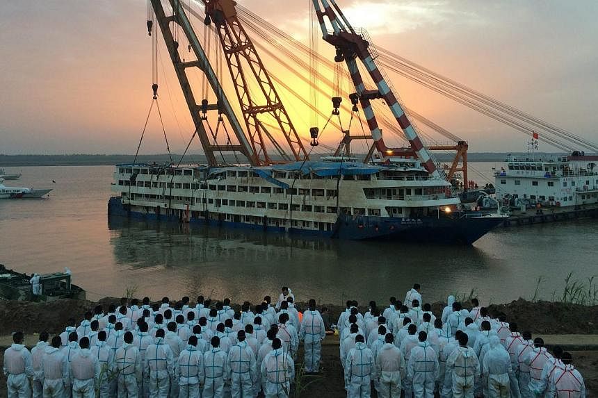 Paramilitary policemen waiting to pick up bodies of victims after the cruise ship Dong Fang Zhi Xing, which capsized in the Yangtze River, was righted in Jianli county, Hubei province, on June 5, 2015. -- PHOTO: EPA