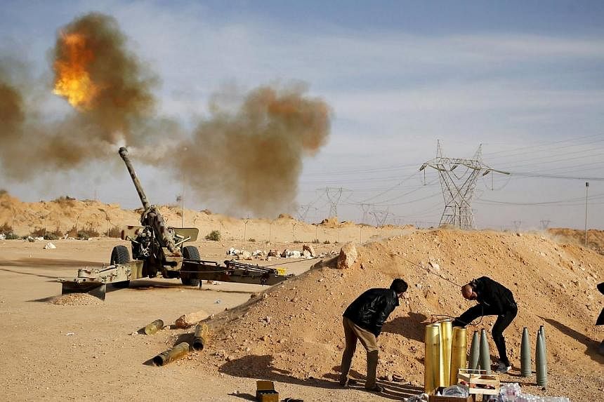 Libya Dawn fighters fire an artillery cannon at Islamic State in Iraq and Syria (ISIS) militants near Sirte on March 19, 2015. ISIS has&nbsp;seized another town in Libya, the group and a military source said on Friday, June 5, 2015. -- PHOTO: REUTERS