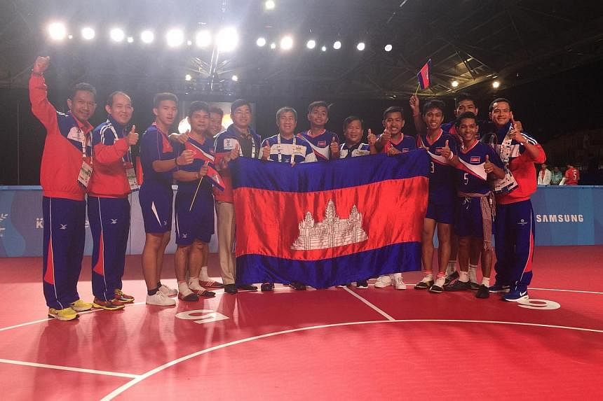 Cambodia clinched the gold in the Chinlone-linking event of the sepak takraw competition on June 6, 2015, beating Laos 308-299. Singapore settled for a joint-bronze after finishing fourth. -- ST PHOTO: DEEPANRAJ GANESAN