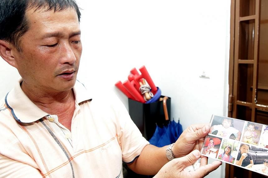 Mr Alson Wee, the father of pupil Peony Wee Ying Ping, with photographs of his daughter. -- PHOTO: LIANHE ZAOBAO