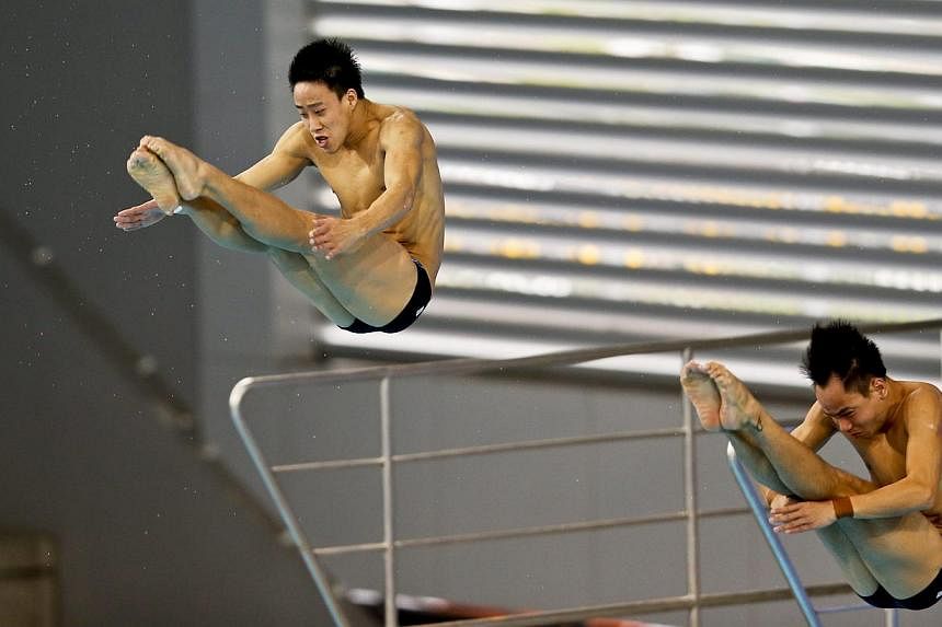 Malaysia's divers Ooi Tze Liang (left) and Chew Yiwei&nbsp;perform during the Diving Men's 10m Synchronised Platform final at the SEA Games 2015 in Singapore on June 6, 2015. -- PHOTO: EPA