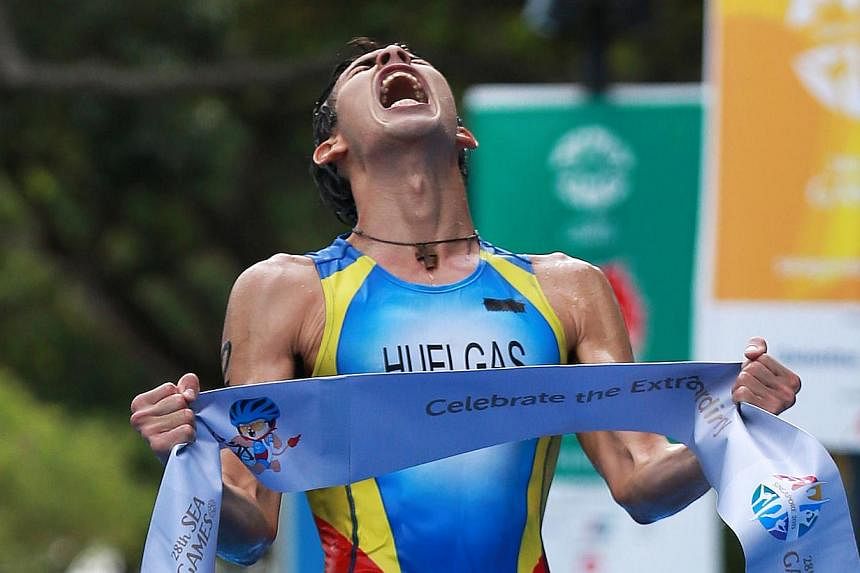 Philippines' Huelgas Nikko Bryan celebrates winning the SEA Games men's triathlon, on June 7, 2015. -- PHOTO: REUTERS
