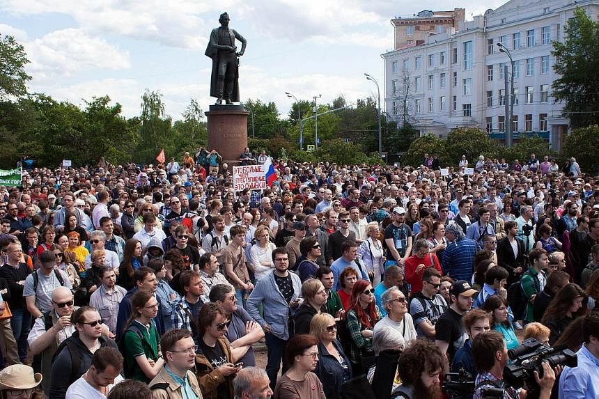 People take part in an anti-government demonstration called by Russian scientists in Moscow on June 6, 2015, amid fears that after cracking down on the media, rights activists and the opposition, the Kremlin is now training its sights on science. -- 