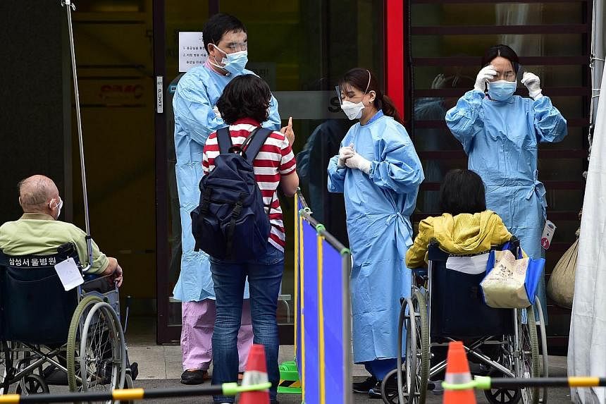 Medical workers and visitors in front of the emergency section at the Samsung Medical Centre in Seoul on June 8, 2015. -- PHOTO: AFP&nbsp;