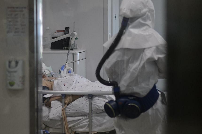 A medical worker wearing a protective suit entering the room of a patient suffering from the Middle East Respiratory Syndrome (Mers) in an isolation ward at the Seoul Medical Centre on June 10, 2015. -- PHOTO: AFP