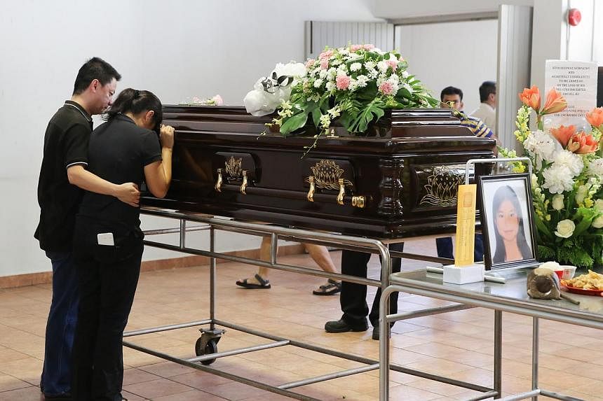Parents of Rachel Ho sharing a last moment with their daughter at the cremation of Sabah earthquake victim Rachel Ho Yann Shiuan at Tse Tho Aum Temple on June 11, 2015. -- ST PHOTO: ONG WEE JIN&nbsp;