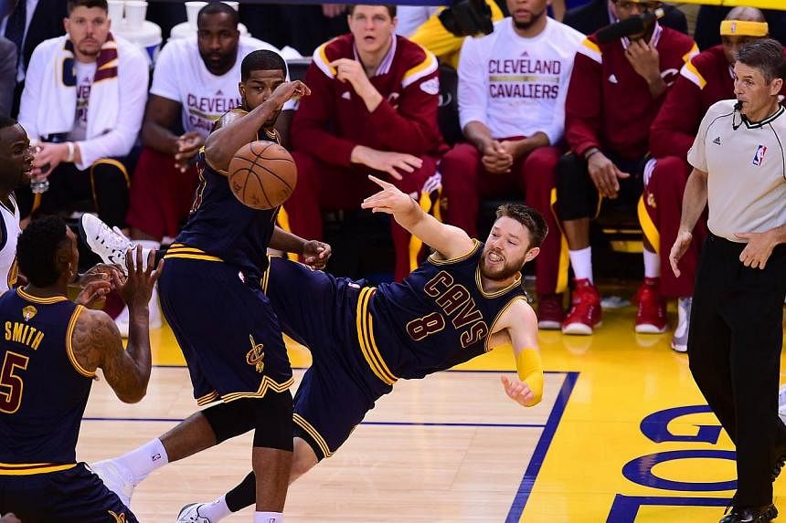 Matthew Dellavedova goes horizontal for the Cleveland Cavaliers against the Golden State Warriors during Game 2 of the 2015 NBA Finals on June 7, 2015 in Oakland, California. -- PHOTO: AFP