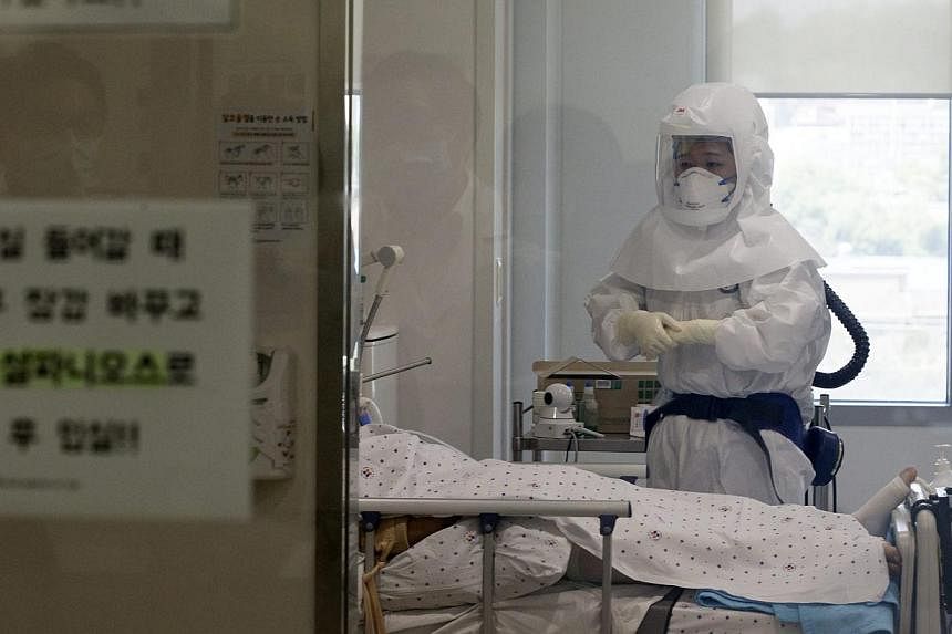 A medical staffer works at a negative pressure isolation sickroom at a Seoul hospital in Seoul, South Koarea, on 10 June 2015. -- PHOTO: EPA