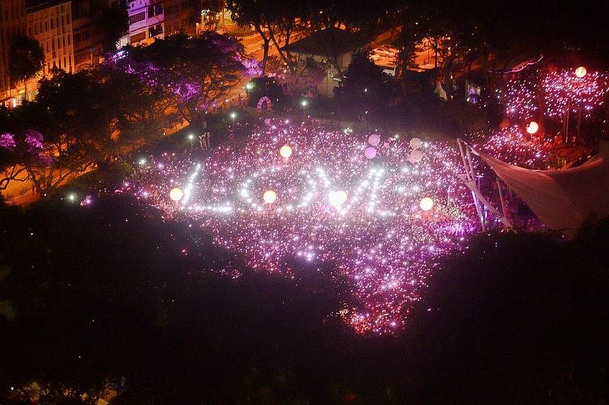 At 7.45pm, they all came together and held up torches to form the traditional "pink dot". -- ST PHOTO: DESMOND WEE &nbsp;