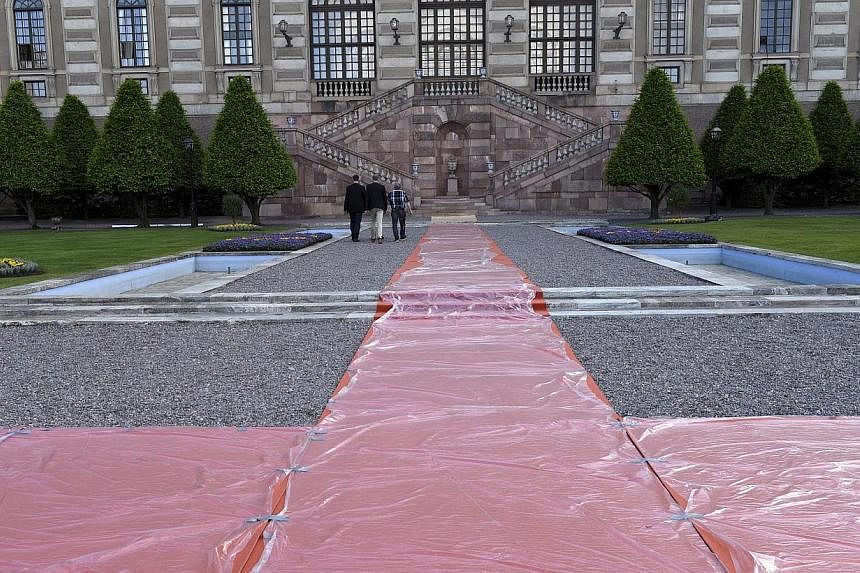 Red carpets are rolled out at Logardsterrassen terrace outside Stockholm Palace on June 11, 2015, ahead of Saturday's wedding between Sweden's Prince Carl Philip and his fiancee Sofia Hellqvist. -- PHOTO: REUTERS