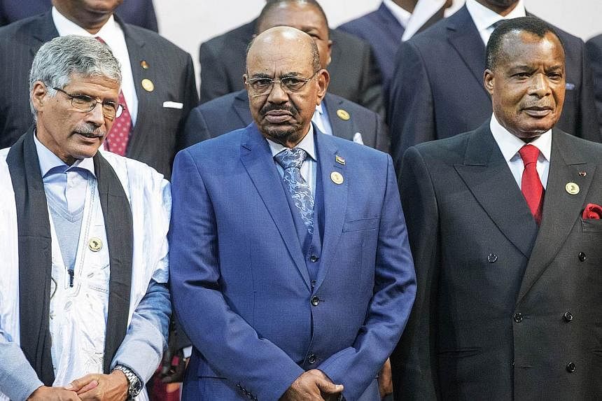 Sudanese President Omar al-Bashir (centre), Congo's President Denis Sasso-Nguesso (right) and Prime Minister of the Sahrawi Arab Democratic Republic Abdelkader Taleb Oumar (left) pose during a photo call at the 25th African Union Summit in Sandton, S