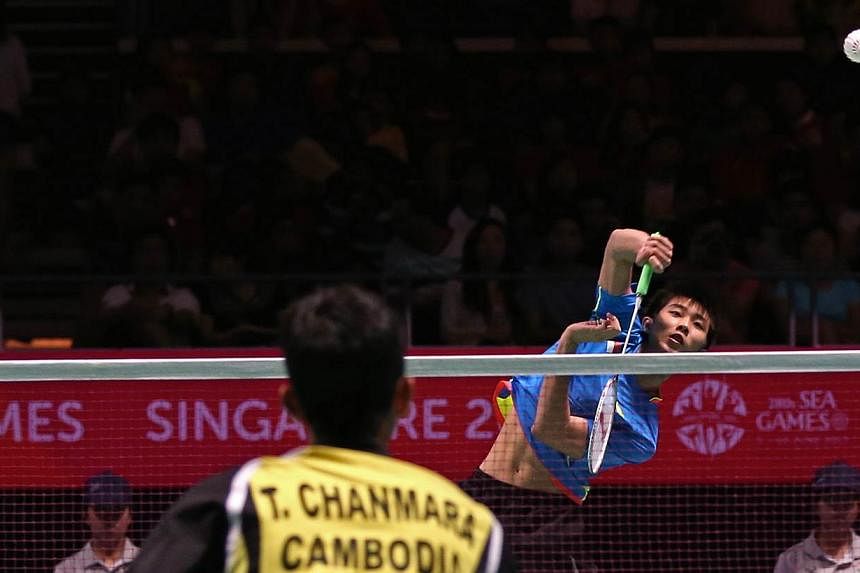 Singapore shuttler Loh Kean Yew (right) had to settle for a bronze in the men's singles after losing Malaysia's Mohamad Arif Abdul Latif in the semi-finals on June 15, 2015. -- PHOTO: SINGAPORE SEA GAMES ORGANISING COMMITTEE/ACTION IMAGES VIA REUTERS
