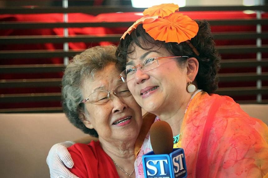 Veteran Hong Kong star Fung Bo Bo (right) with her godmother, Madam Wee Poh Keok, with whom she had lost touch, at the Link Hotel on June 16, 2015.&nbsp;-- ST PHOTO:&nbsp;NEO XIAOBIN