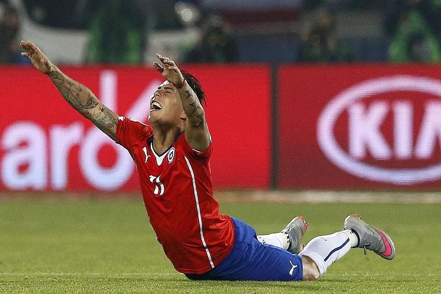 Eduardo Vargas ensures that the home fans can still dream of a first Copa title after the Chile striker is twice on target in the semi-final. Either Argentina or Paraguay await in the final.