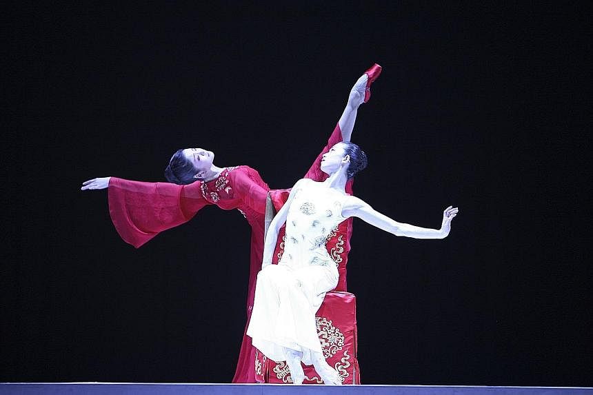 Peony Pavilion, based on a 16th-century opera, looks back to the Chinese theatrical traditions of Kunqu and to the European modernism of Debussy and Ravel, while also reflecting recent trends in stage and costume designs.