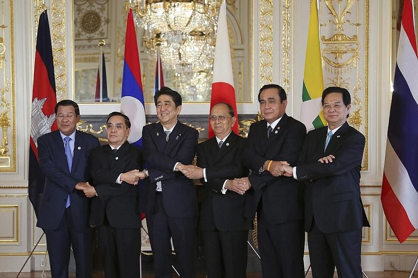 (From left) Cambodia's Prime Minister Hun Sen, Laos' Prime Minister Thongsing Thammavong, Japan's Prime Minister Shinzo Abe, Myanmar's President Thein Sein, Thailand's Prime Minister Prayut Chan-o-cha, and Vietnam's Prime Minister Nguyen Tan Dung pri