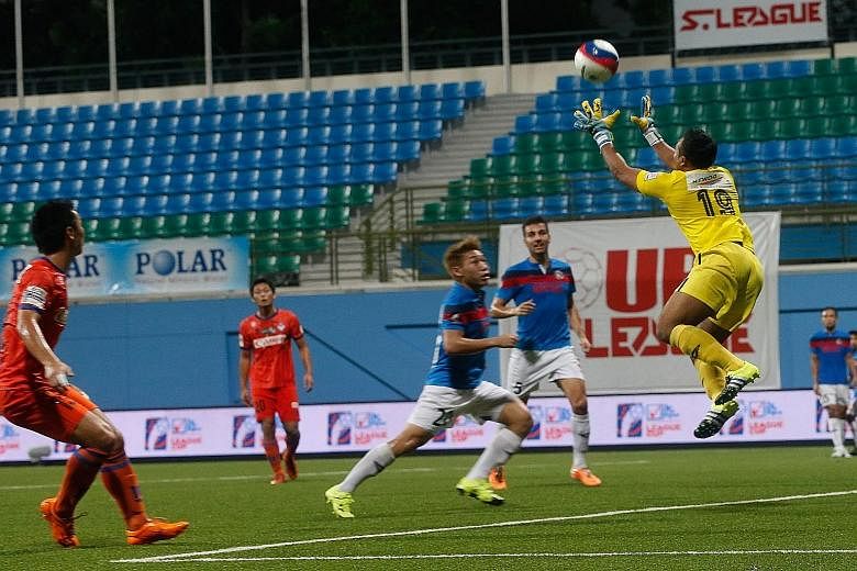Balestier goalkeeper Zaiful Nizam (yellow) comes out to gather a cross in the TNP League Cup final against Albirex Niigata last night.