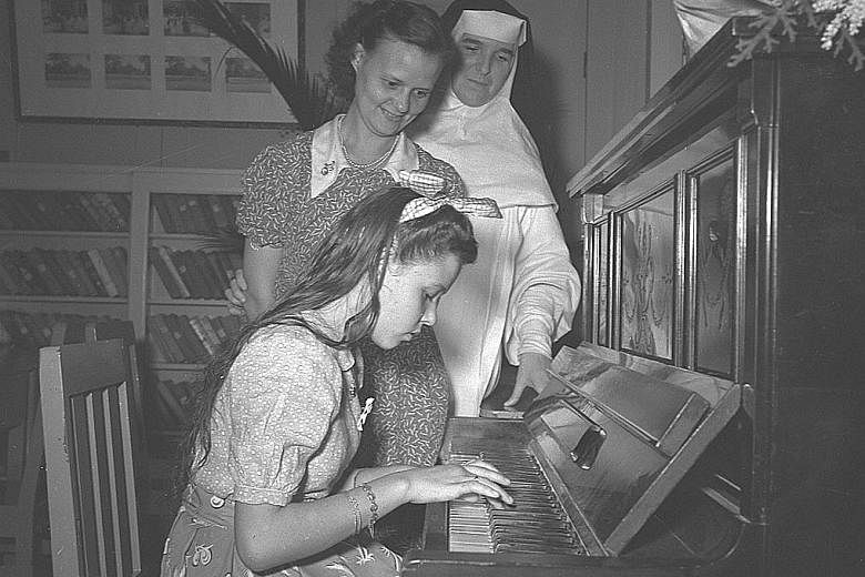 Maria Hertogh with her biological mother and a nun at the convent in Thomson Road on Dec 4, 1950.