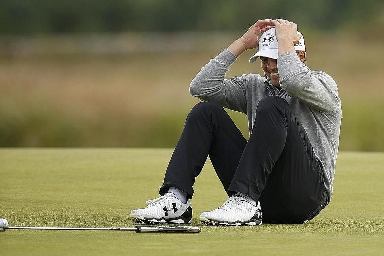 Jordan Spieth is relaxed at practice ahead of the British Open. A win will earn him the ranking as the No. 1 golfer in the world. Fans are also hoping for a duel with other young guns like Rickie Fowler and Dustin Johnson.