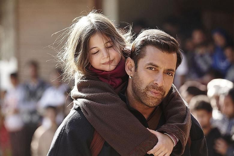 Pawan (Salman Khan) helps Shahida (Harshaali Malhotra), a mute six-year-old girl, find her way back to her parents.