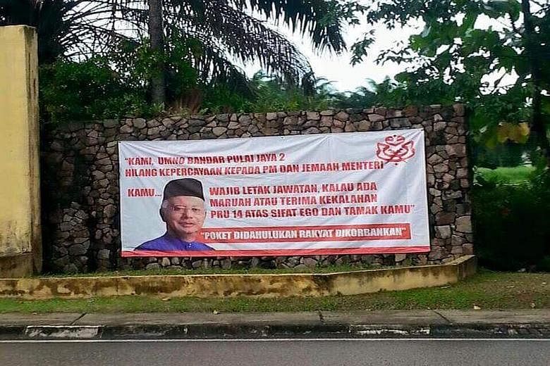 A banner put up by a branch of the Umno Gelang Patah division in Johor calling for Malaysian Prime Minister Najib Razak to resign. Minister Tajuddin Abdul Rahman says the branch does not speak for the majority.