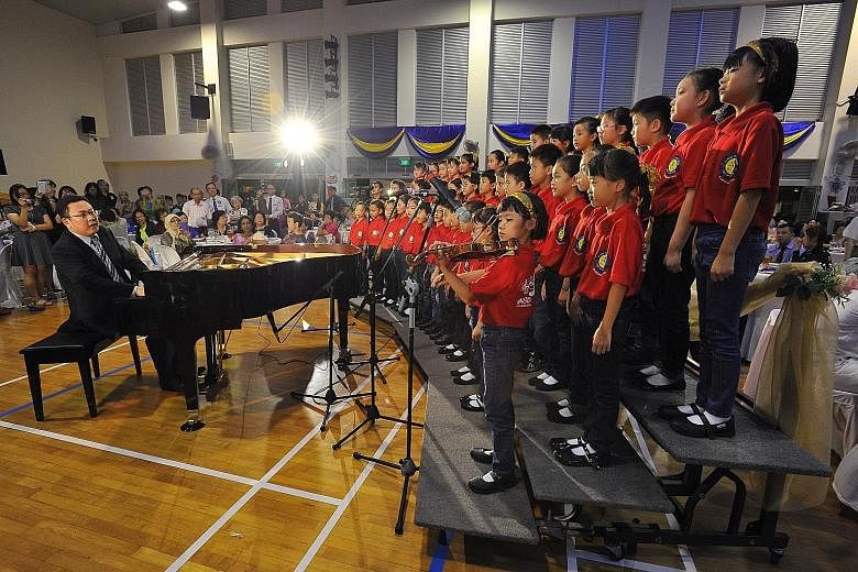 These young choir singers from Yu Neng Primary School were accompanied by pianist Emmanuel Qiu on a very special piano to mark the 80th anniversary of the school yesterday. Yu Neng Primary is one of 50 schools to get a Steinway-designed Lang Lang bab