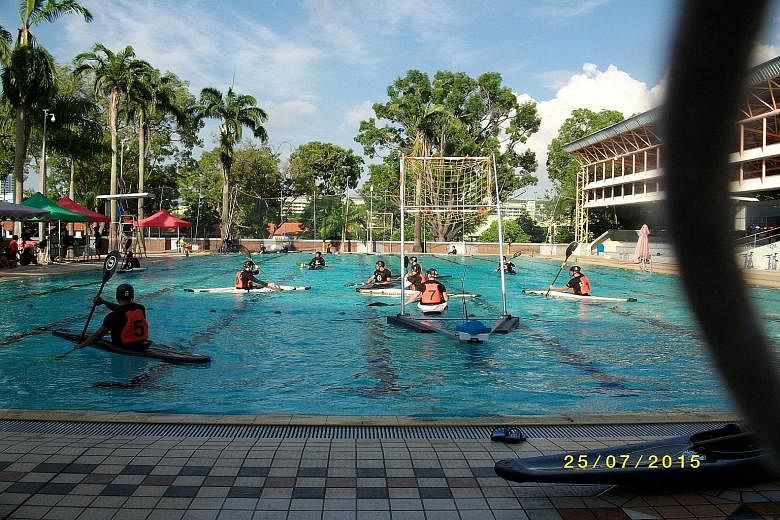 Canoeists using the public swimming pool in Clementi for their practice last Saturday, resulting in the closure of the pool to swimmers.