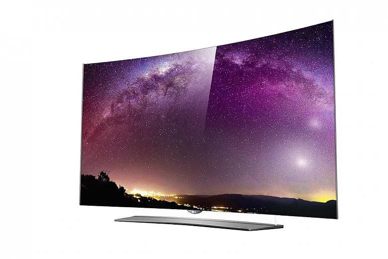 The standing frame matches the curves of the TV and uses a clear sheet of plastic to connect the two. This design aspect and the TV's very slim profile give the illusion that the TV is floating on its stand.