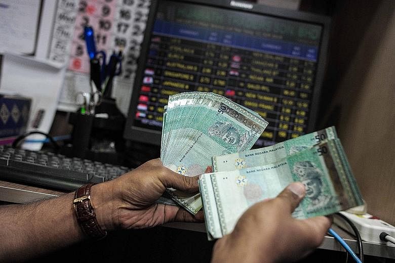The ringgit fell to 3.9112 to the US dollar - its weakest since September 1998. A slump in oil prices and a deepening political scandal have contributed to the ringgit's 10.6 per cent loss this year .