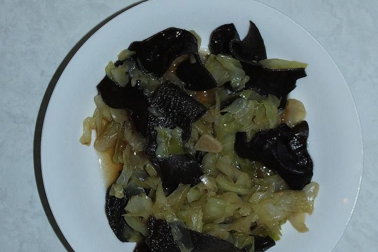 Food remedy: Stir-fry 350g of cabbage with 30g of black fungus. The fungus has to be soaked till it is soft and cut into pieces before it is cooked.