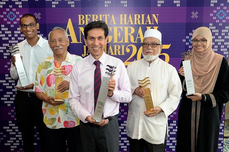 Mr Ahmad Abdurrahman Hanifah Marican (far left) and Ms Amalina Ridzuan (far right) received the Berita Harian Inspiring Young Achiever award yesterday, while batik master Sarkasi Said (second from left) and former Mufti of Singapore Shaikh Syed Isa S