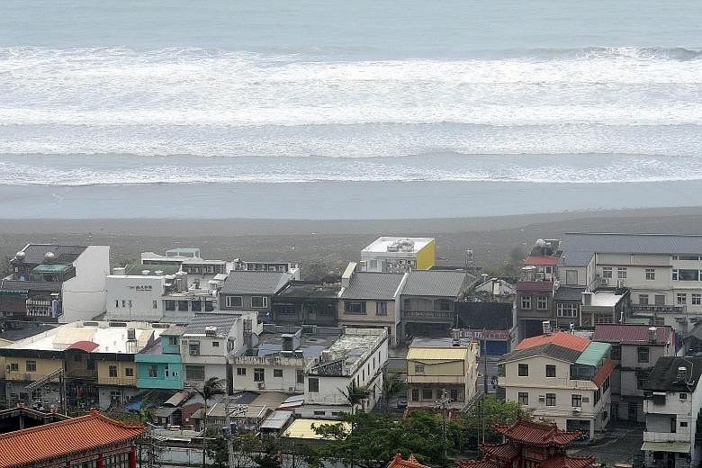 Waves hitting the shoreline near the Wushih harbour in Yilan as Typhoon Goni approached eastern Taiwan yesterday.