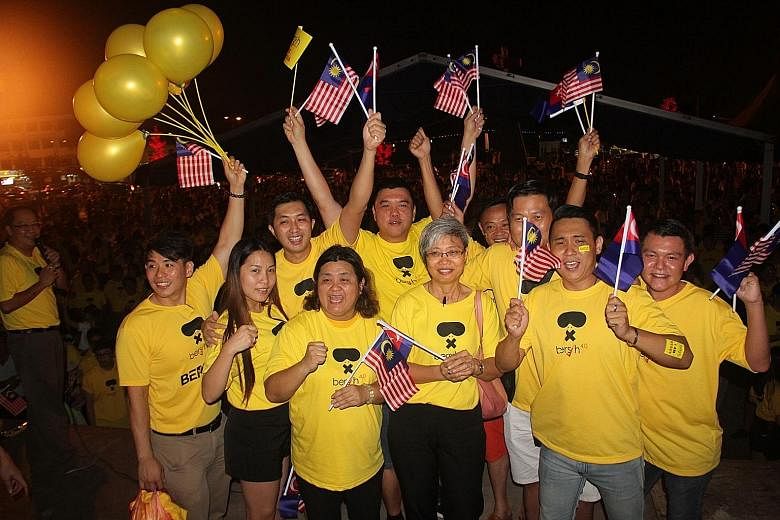 A group of Bersih supporters gathered at Dataran Batu Pahat in Johor on Wednesday, in what was billed as a prelude to the rally. A screen grab of a YouTube video shows members of an anti-Bersih group displaying their martial arts prowess by "beating"